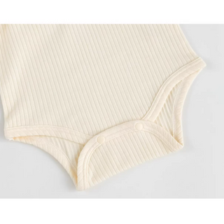 【帽子付き】リブホワイトラビットロンパース　59cm～80cm